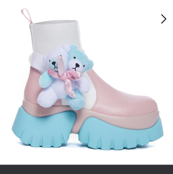 Melanie Martinez x koi - Picture 2 of 4